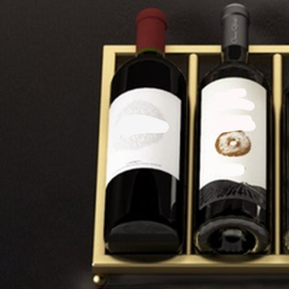 Modern tafelblad of aanrecht met metalen wijnrekken met metalen rackpakket