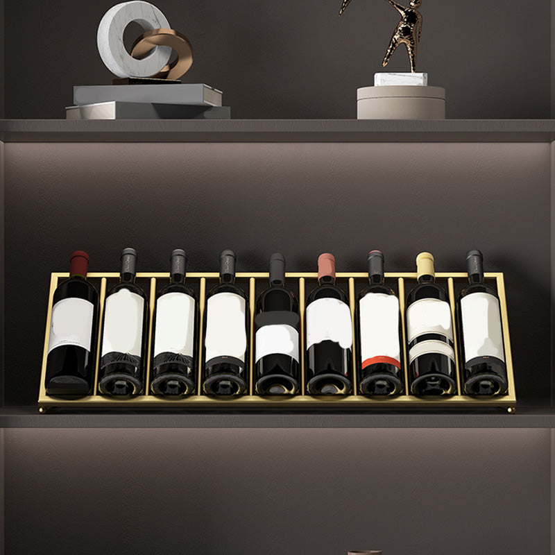 Modern tafelblad of aanrecht met metalen wijnrekken met metalen rackpakket