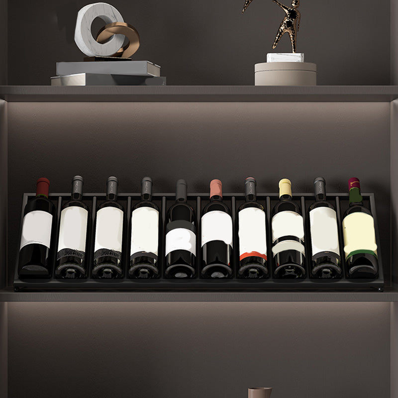 Modern tafelblad of aanrecht met metalen wijnrekken met metalen rackpakket