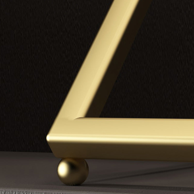 Modern tafelblad of aanrecht met metalen wijnrekken met metalen rackpakket