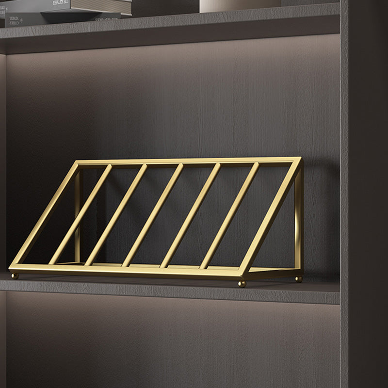 Modern tafelblad of aanrecht met metalen wijnrekken met metalen rackpakket