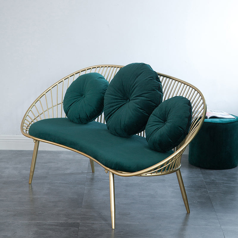 Canapé de bras en pente moderne dans un canapé à cadre en métal doré avec 3 oreillers