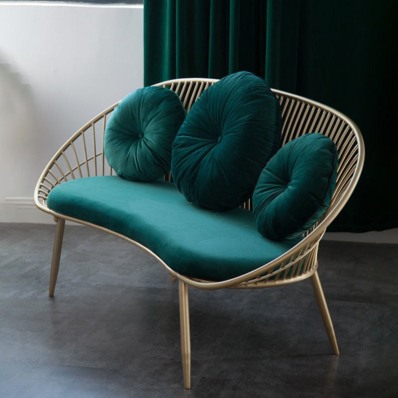 Canapé de bras en pente moderne dans un canapé à cadre en métal doré avec 3 oreillers