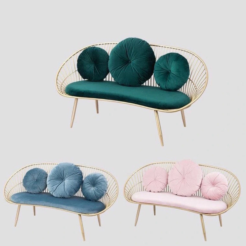 Canapé de bras en pente moderne dans un canapé à cadre en métal doré avec 3 oreillers