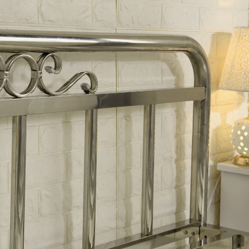 Lit en acier moderne argenté lit minimaliste rectangulaire avec des jambes en métal