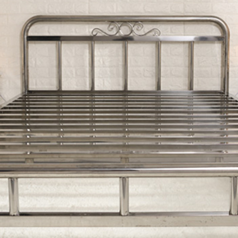 Lit en acier moderne argenté lit minimaliste rectangulaire avec des jambes en métal