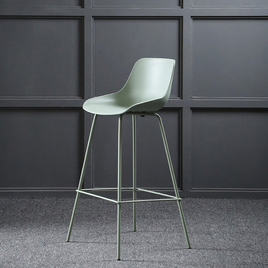 Sgabello da poggiapiedi del negozio di tè al latte.