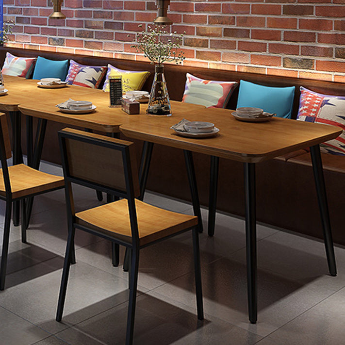 Tavolo da pranzo in legno massiccio per un tavolo industriale di ristorazione con 4 gambe