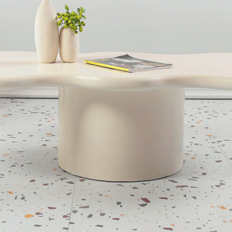 Tavolino da caffè in forma libera scandinava con base in legno in bianco