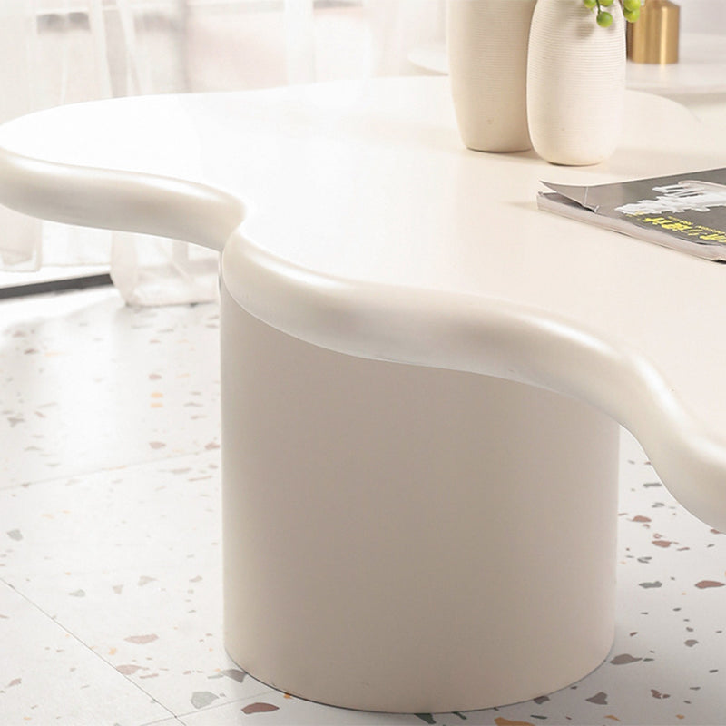 Tavolino da caffè in forma libera scandinava con base in legno in bianco