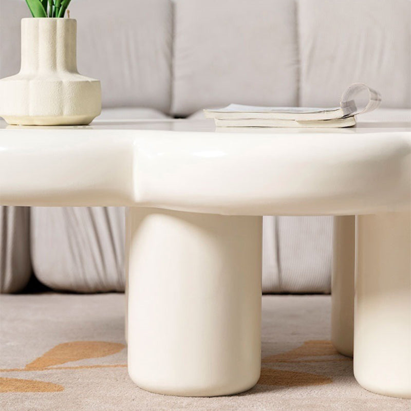 Zeitgenössischer weißer Couchtisch in freier Form mit 4 Holzbeinen