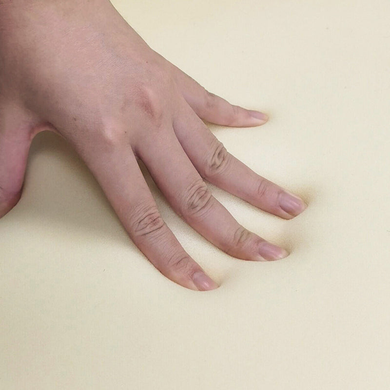 Divano con divano arancione in finta pelle cuscino con gambe metalliche