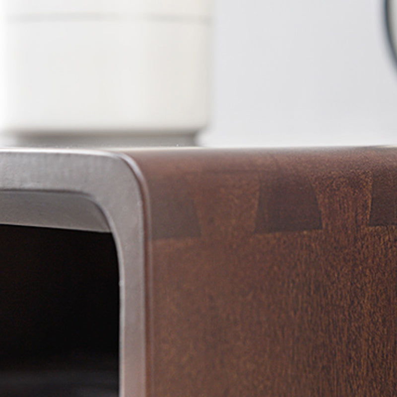 Cassettiera verticale Glam in legno massello con piedini in metallo