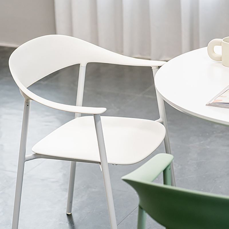 Moderne open achterzijde stoel plastic eetkamerstoel met metalen basis