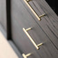 Tavolo da buffet Glam in legno massello nero Tavolo da buffet Glam con 6 cassetti e 2 ante