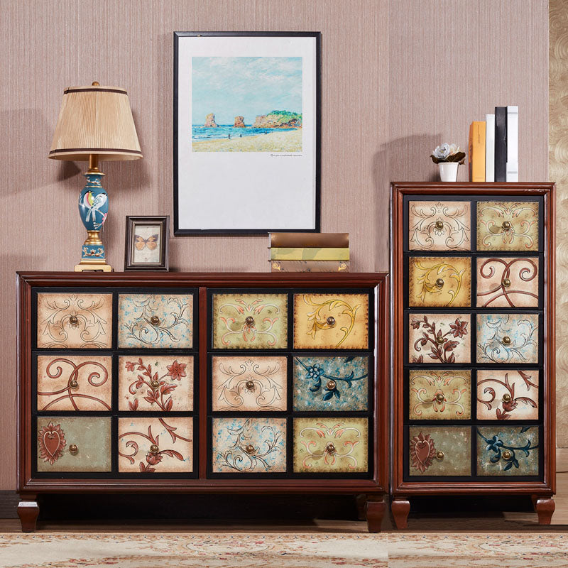 Traditionelle Schlafzimmerkommode aus massivem Holz in Braun mit Schubladen