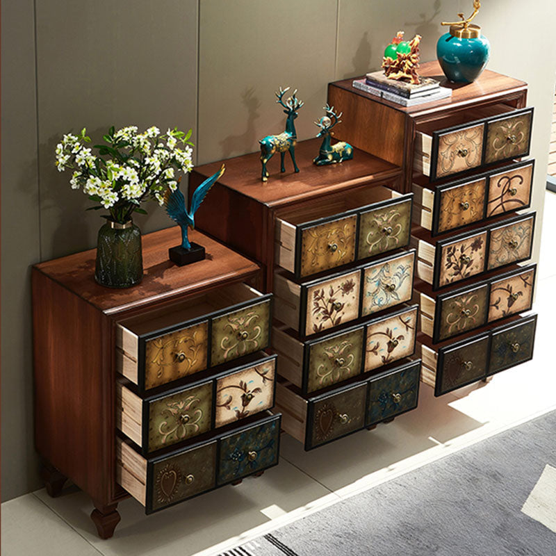 Traditionelle Schlafzimmerkommode aus massivem Holz in Braun mit Schubladen