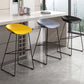 Sgabello da bar in plastica stile moderno. Sgabello da bar a secchiello ad altezza bancone