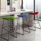 Sgabello da bar in plastica stile moderno. Sgabello da bar a secchiello ad altezza bancone