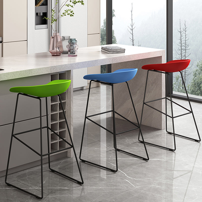 Sgabello da bar in plastica stile moderno. Sgabello da bar a secchiello ad altezza bancone