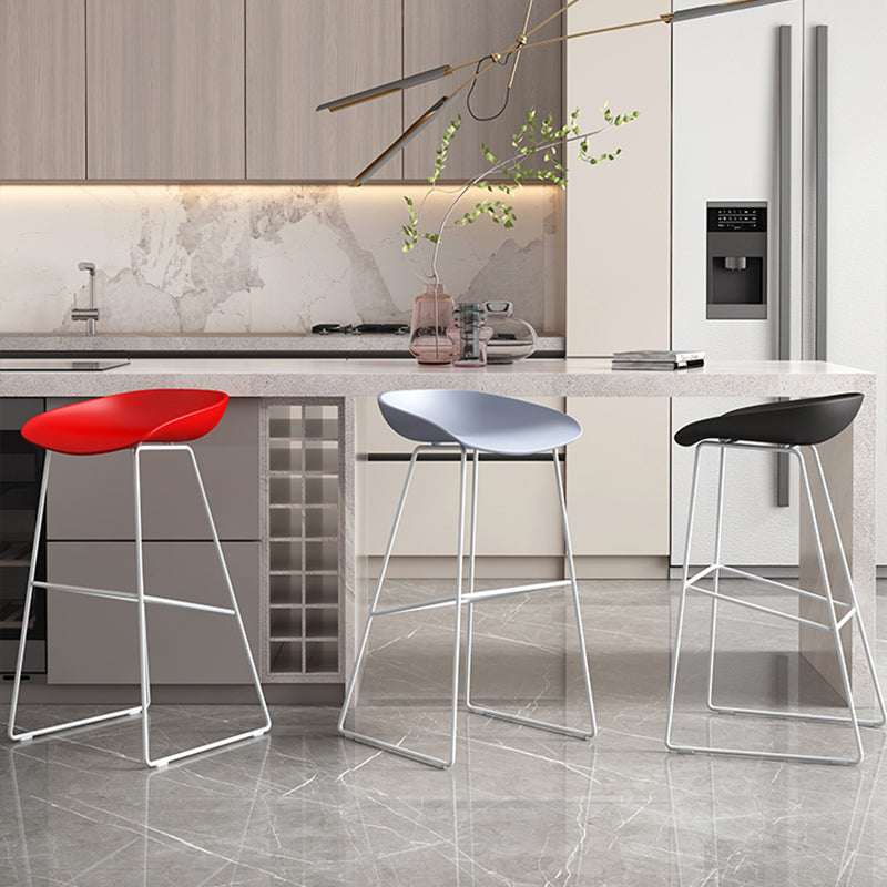 Sgabello da bar in plastica stile moderno. Sgabello da bar a secchiello ad altezza bancone