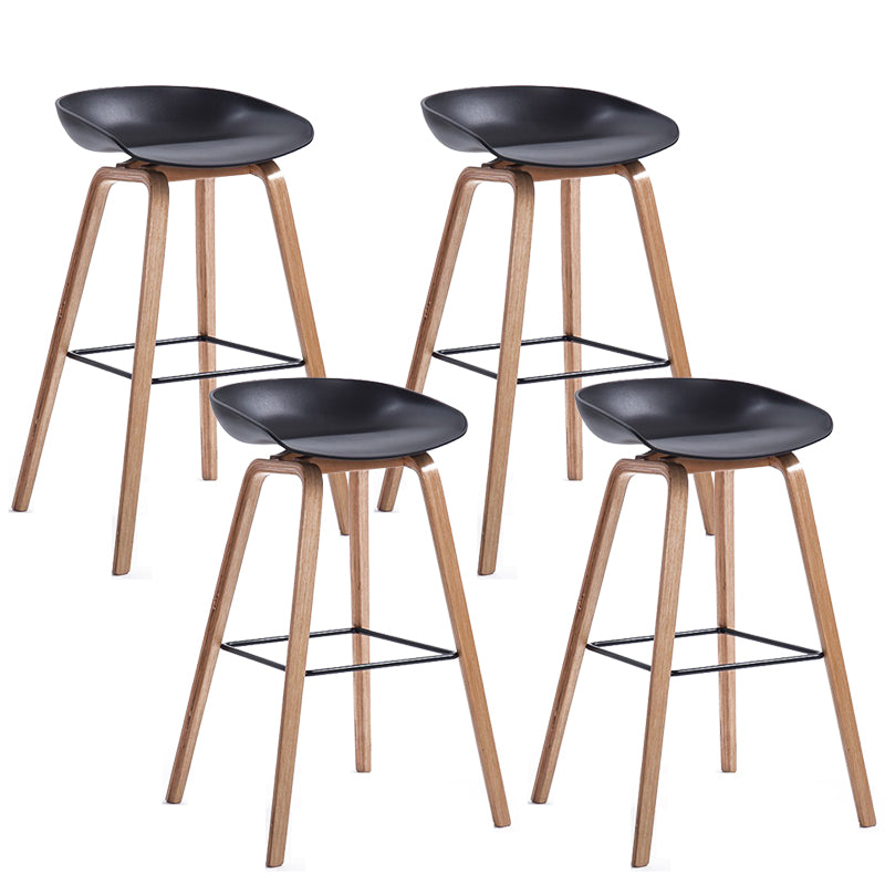 Sgabello da bar in plastica stile moderno. Sgabello da bar a secchiello ad altezza bancone