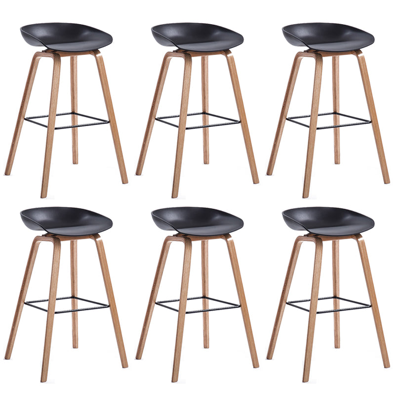 Sgabello da bar in plastica stile moderno. Sgabello da bar a secchiello ad altezza bancone