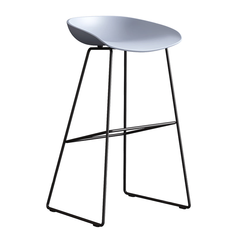 Sgabello da bar in plastica stile moderno. Sgabello da bar a secchiello ad altezza bancone