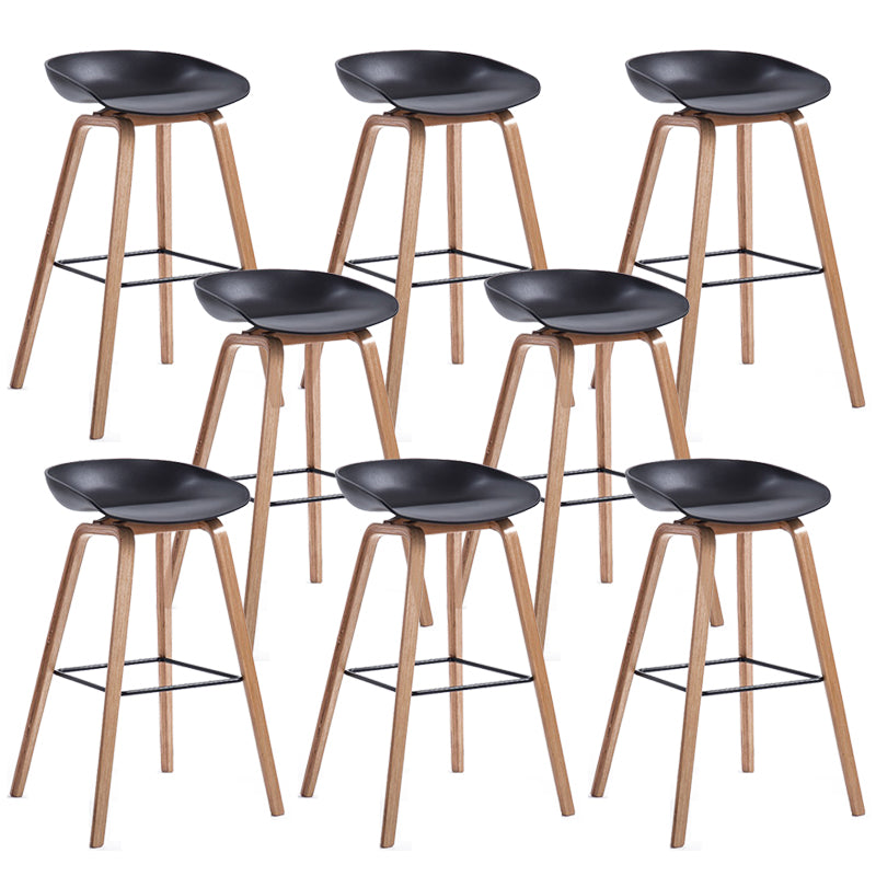 Sgabello da bar in plastica stile moderno. Sgabello da bar a secchiello ad altezza bancone