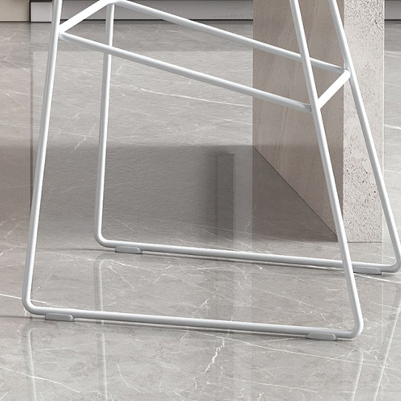 Sgabello da bar in plastica stile moderno. Sgabello da bar a secchiello ad altezza bancone