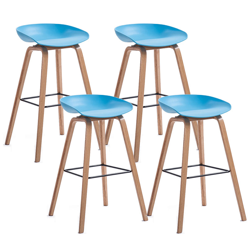 Sgabello da bar in plastica stile moderno. Sgabello da bar a secchiello ad altezza bancone