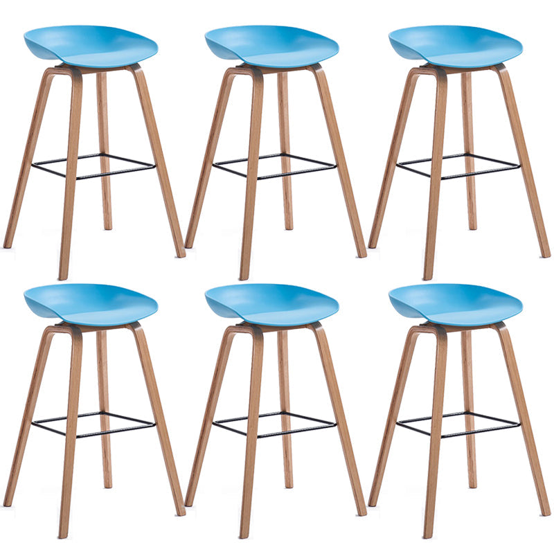 Sgabello da bar in plastica stile moderno. Sgabello da bar a secchiello ad altezza bancone