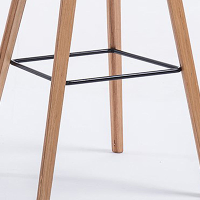 Sgabello da bar in plastica stile moderno. Sgabello da bar a secchiello ad altezza bancone