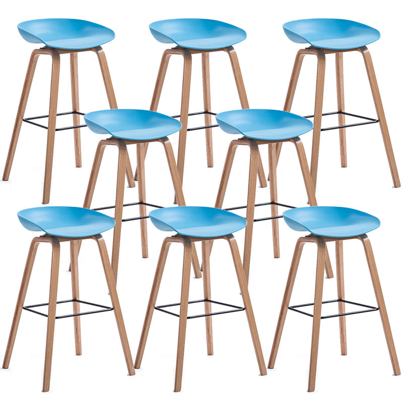 Sgabello da bar in plastica stile moderno. Sgabello da bar a secchiello ad altezza bancone