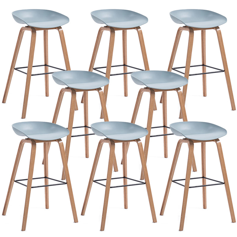 Sgabello da bar in plastica stile moderno. Sgabello da bar a secchiello ad altezza bancone