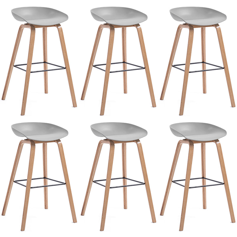 Sgabello da bar in plastica stile moderno. Sgabello da bar a secchiello ad altezza bancone