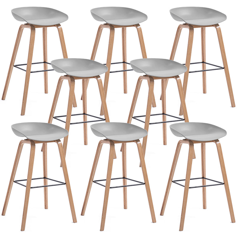 Sgabello da bar in plastica stile moderno. Sgabello da bar a secchiello ad altezza bancone