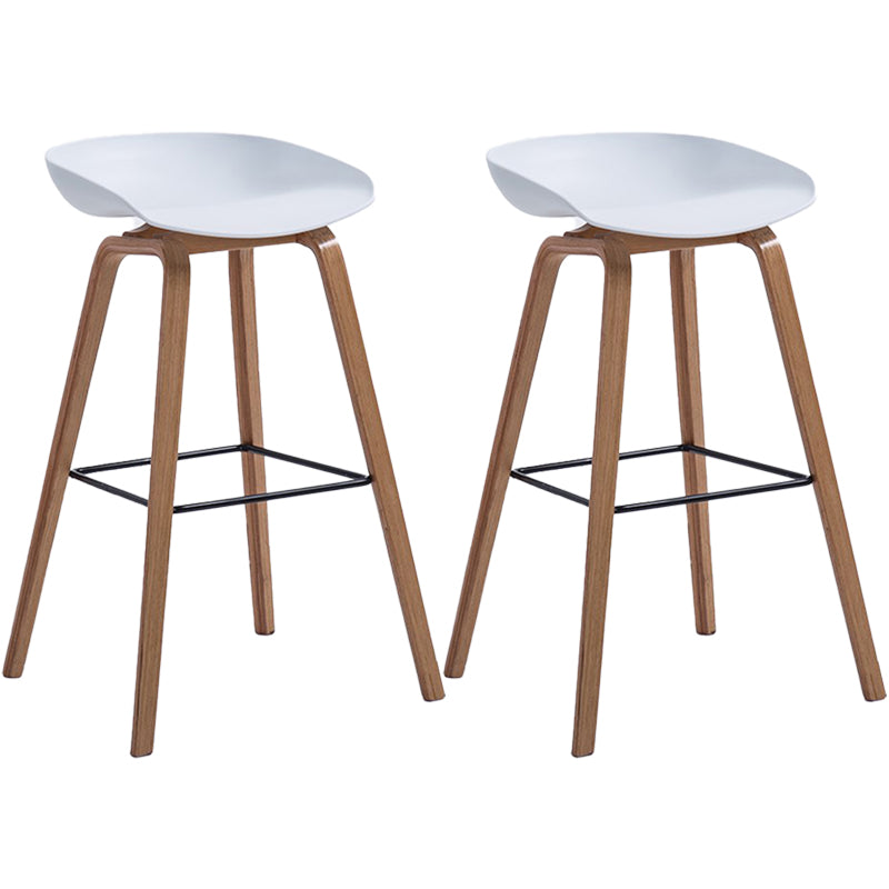 Sgabello da bar in plastica stile moderno. Sgabello da bar a secchiello ad altezza bancone