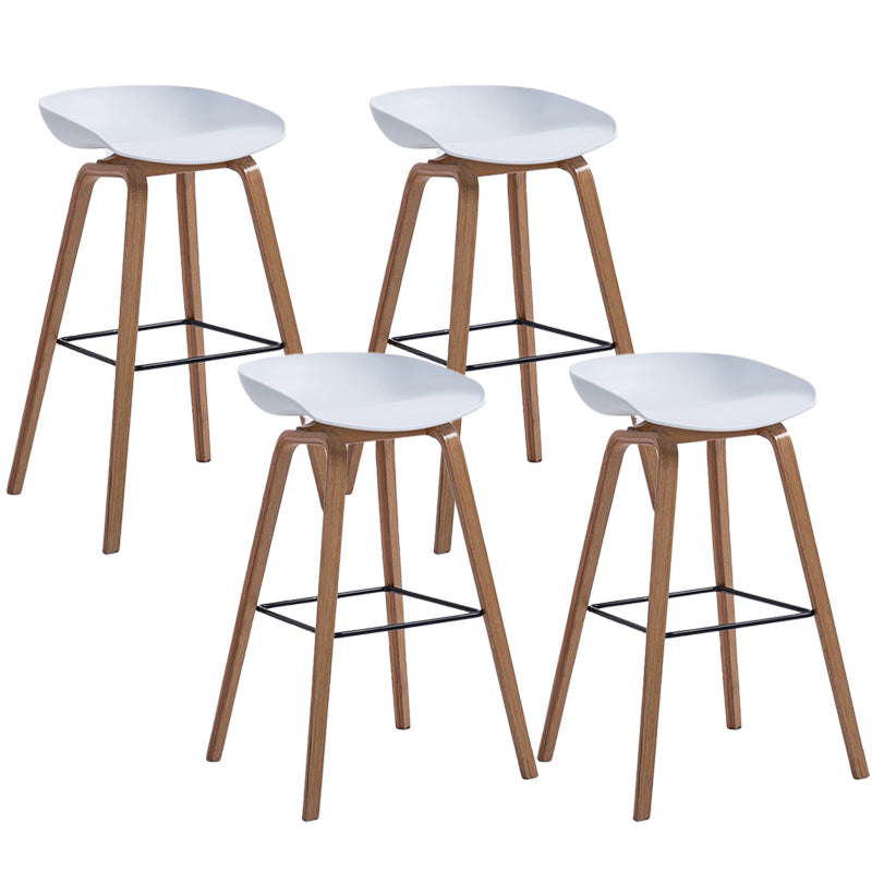 Sgabello da bar in plastica stile moderno. Sgabello da bar a secchiello ad altezza bancone