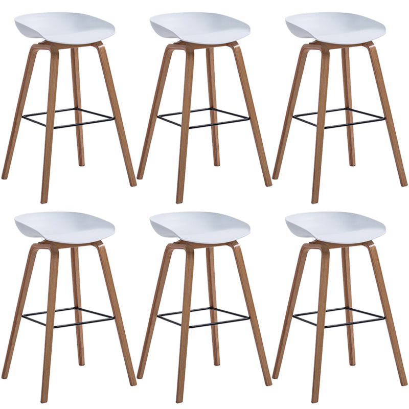 Sgabello da bar in plastica stile moderno. Sgabello da bar a secchiello ad altezza bancone