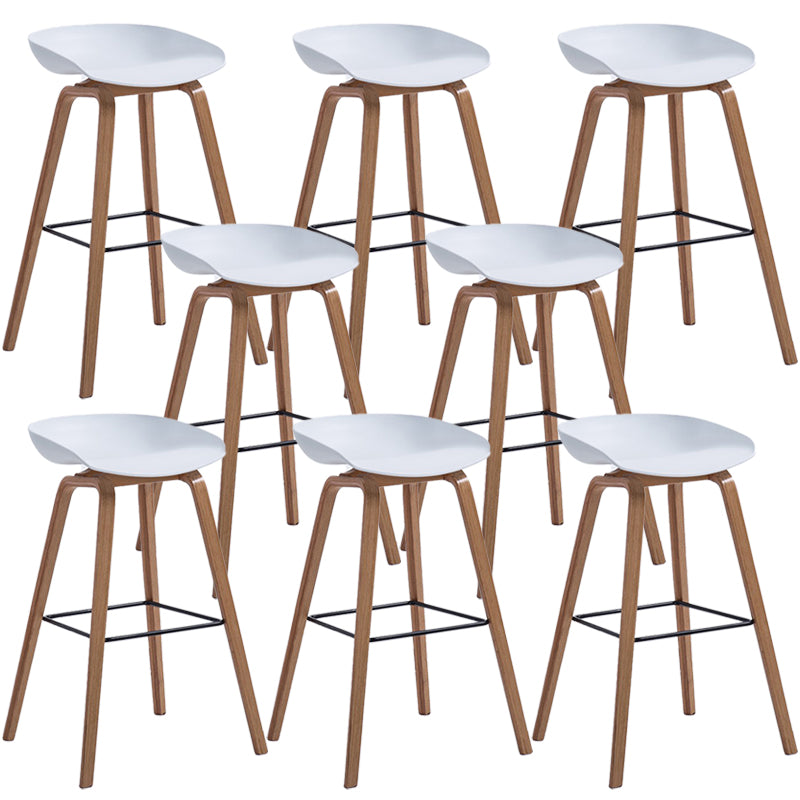 Sgabello da bar in plastica stile moderno. Sgabello da bar a secchiello ad altezza bancone