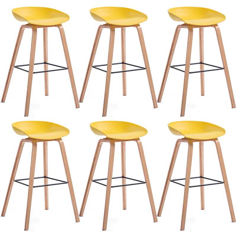 Sgabello da bar in plastica stile moderno. Sgabello da bar a secchiello ad altezza bancone