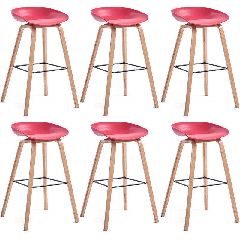 Sgabello da bar in plastica stile moderno. Sgabello da bar a secchiello ad altezza bancone