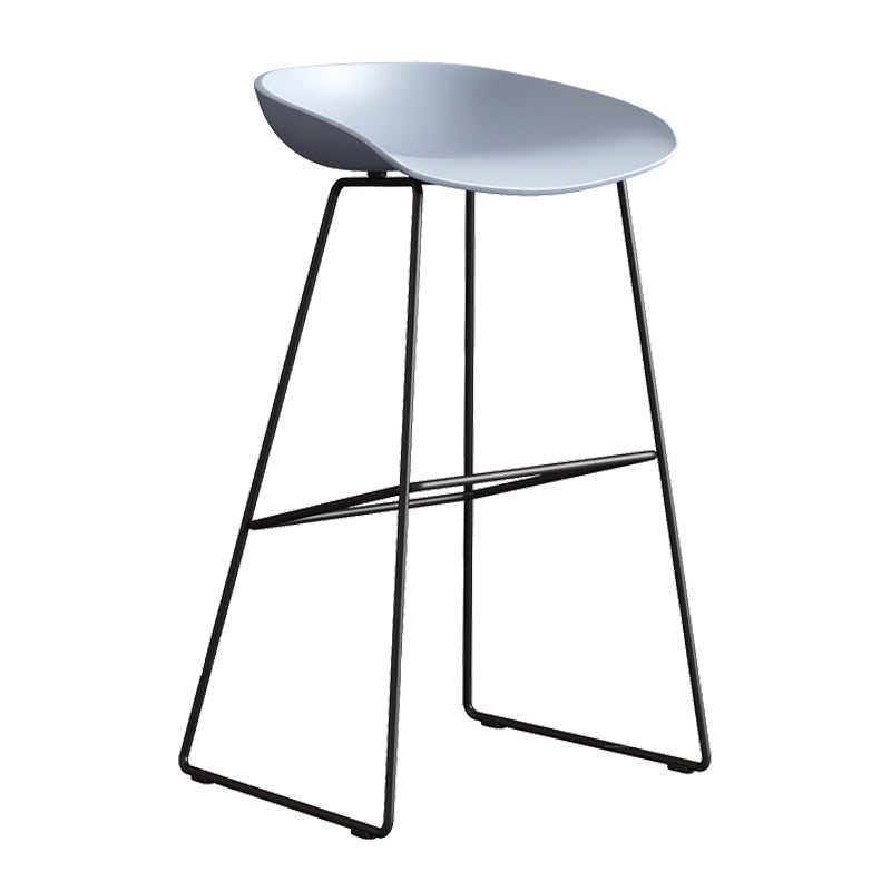 Sgabello da bar in plastica stile moderno. Sgabello da bar a secchiello ad altezza bancone