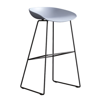Sgabello da bar in plastica stile moderno. Sgabello da bar a secchiello ad altezza bancone