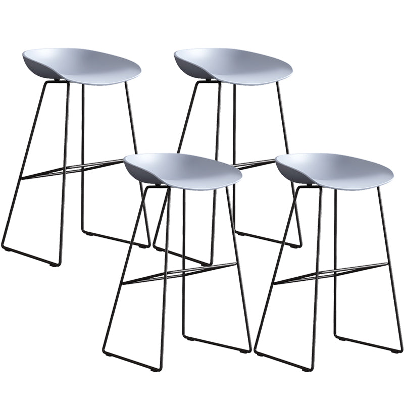 Sgabello da bar in plastica stile moderno. Sgabello da bar a secchiello ad altezza bancone