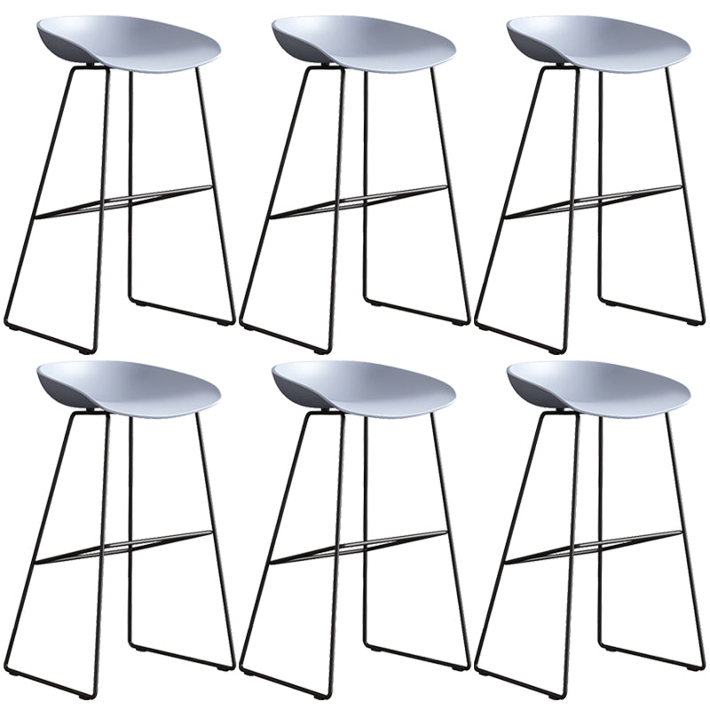 Sgabello da bar in plastica stile moderno. Sgabello da bar a secchiello ad altezza bancone