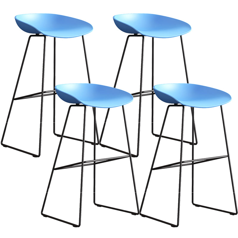 Sgabello da bar in plastica stile moderno. Sgabello da bar a secchiello ad altezza bancone