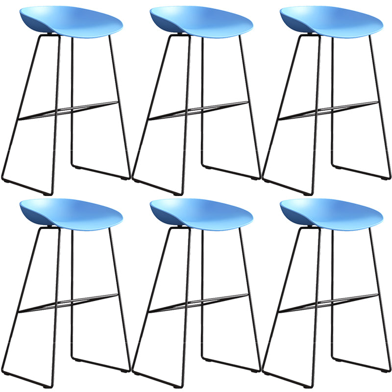 Sgabello da bar in plastica stile moderno. Sgabello da bar a secchiello ad altezza bancone