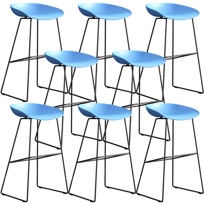 Sgabello da bar in plastica stile moderno. Sgabello da bar a secchiello ad altezza bancone